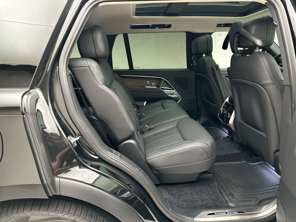 New 2027 Santorini Black Metallic Land Rover SE image 7
