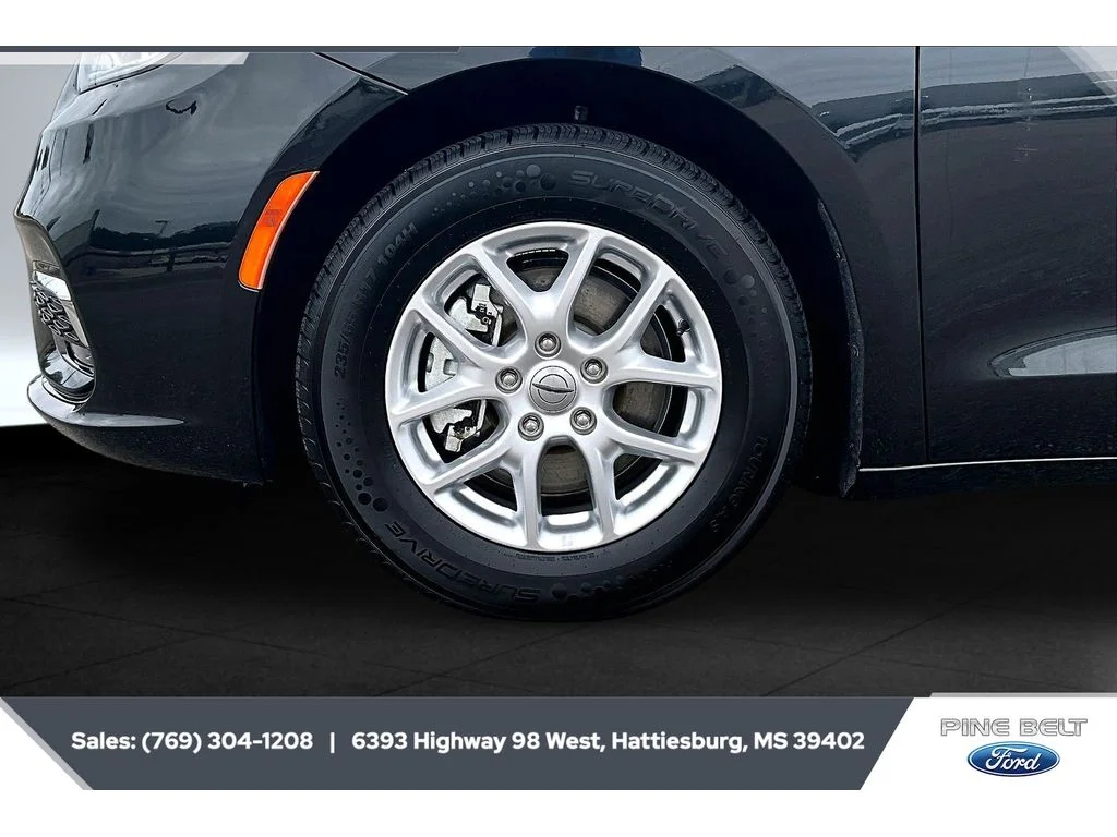 Used 2023 Brilliant Black Crystal Pearlcoat Chrysler Touring L image 7