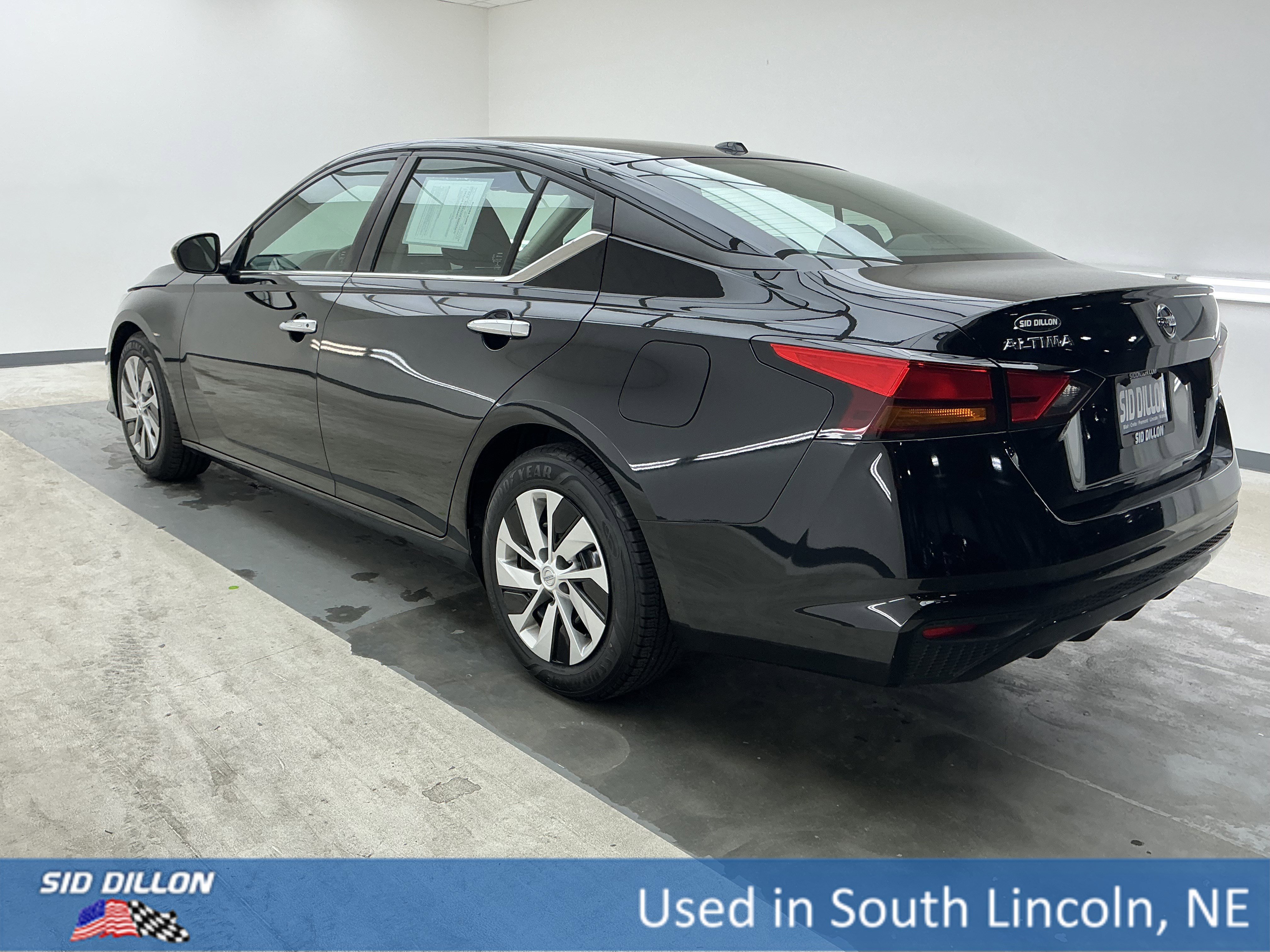 Used 2020 Super Black Nissan 2.5 S image 6