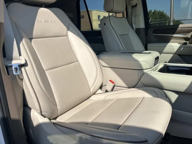 Used 2022 White GMC Denali image 29