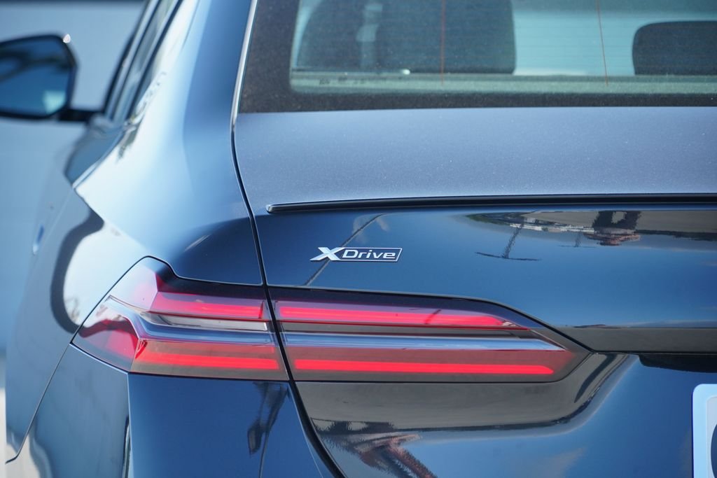 New 2027 Black Sapphire Metallic BMW 550e xDrive image 9