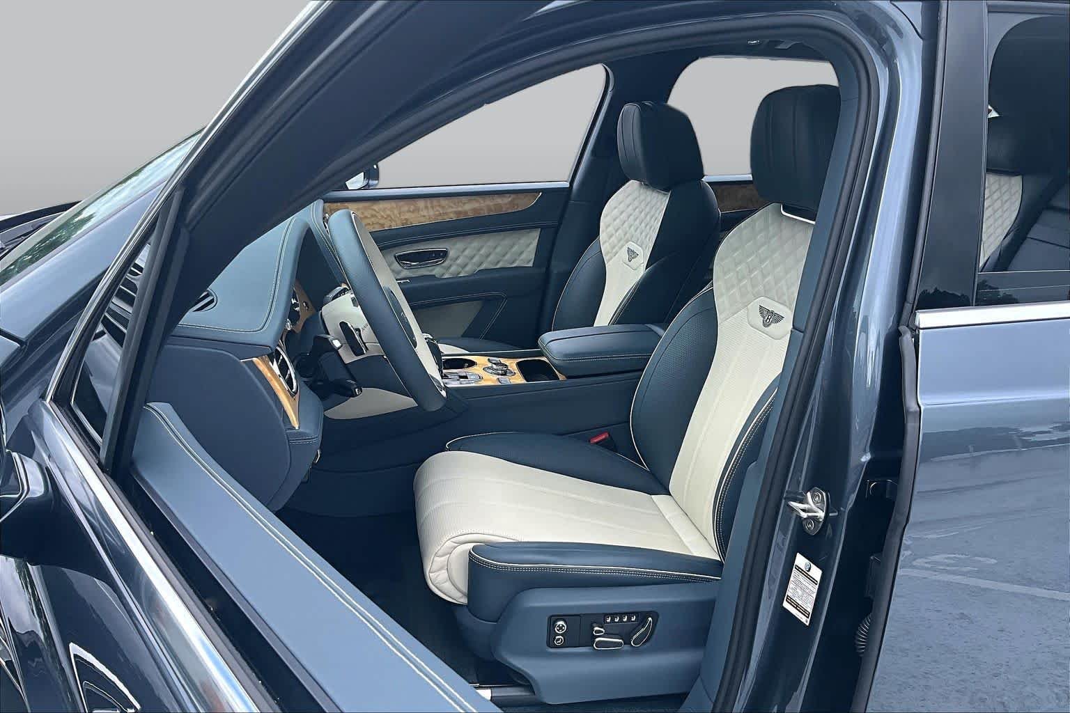Used 2022 Black Sapphire Metallic Bentley V8 image 8