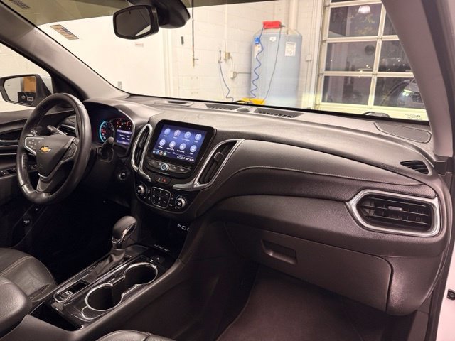 Used 2022 IRIDESCENT PEARL TRICOAT Chevrolet Premier image 24