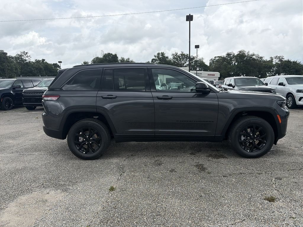 New 2026 Baltic Gray Metallic Clear-Coat Exterior Paint Jeep Altitude image 7