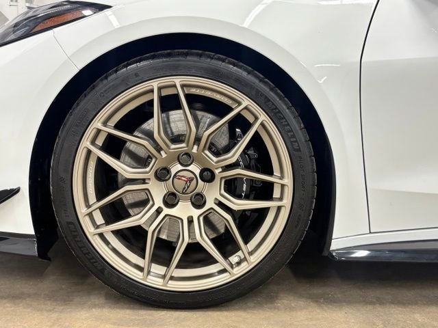 Used 2025 White Chevrolet Z06 image 10