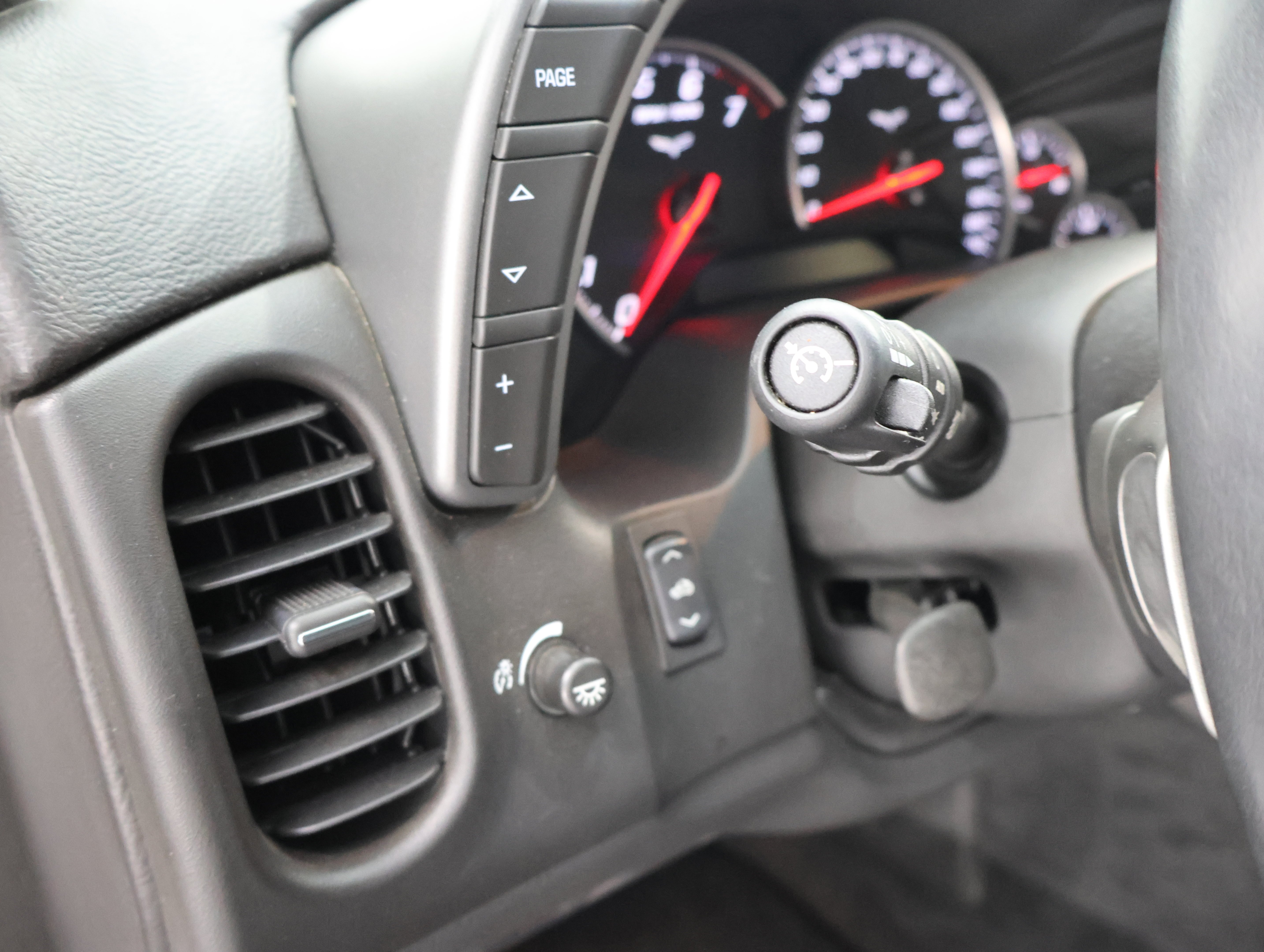 Used 2007 Arctic White Chevrolet  image 35