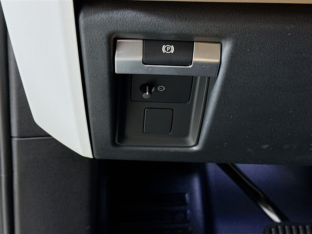 New 2026 Fuji White Land Rover X-Dynamic SE image 11