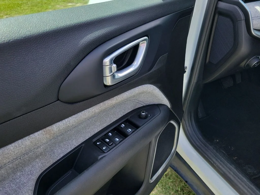 Used 2024 Bright White Clearcoat Jeep Latitude image 18
