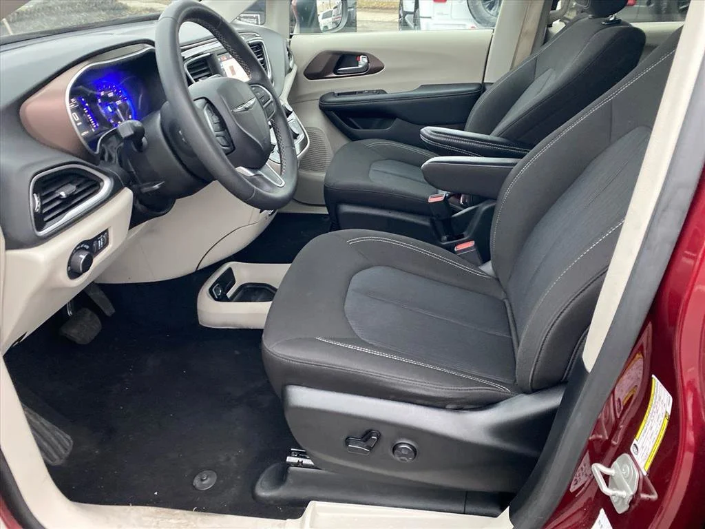 Used 2023 Velvet Red Pearlcoat Chrysler LX image 9