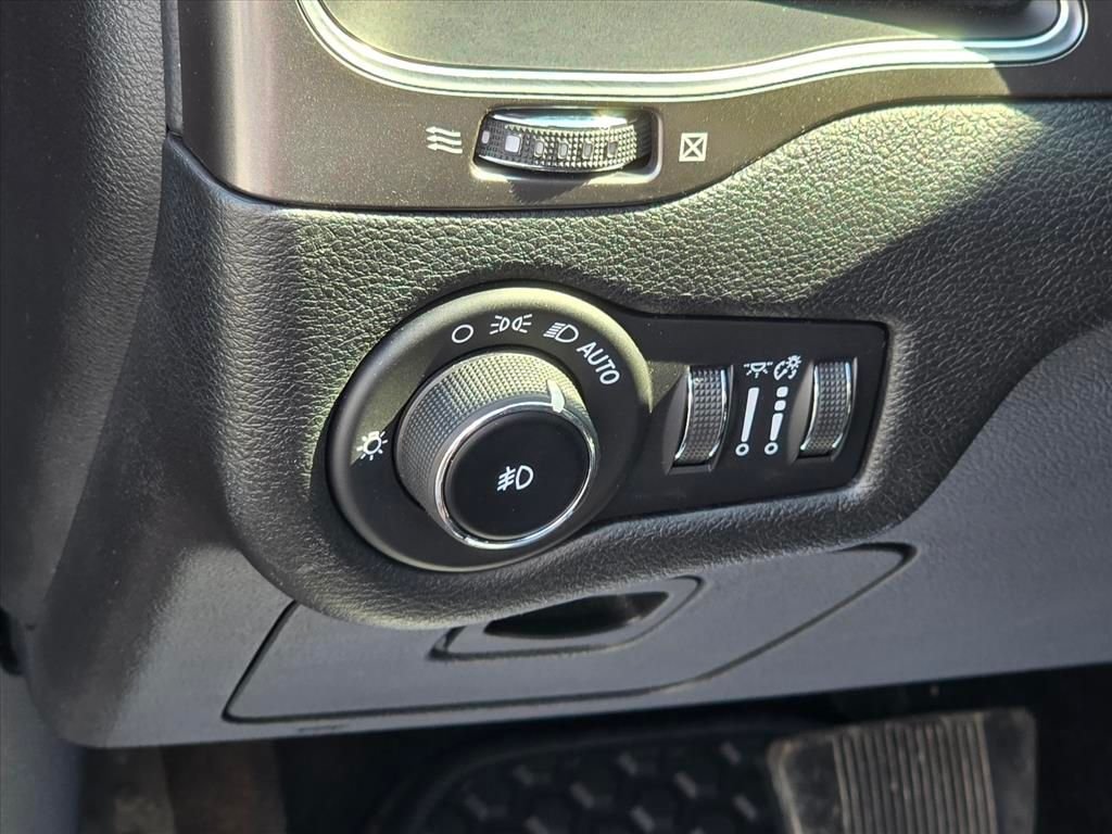 Used 2019 Red Jeep Latitude Plus image 8