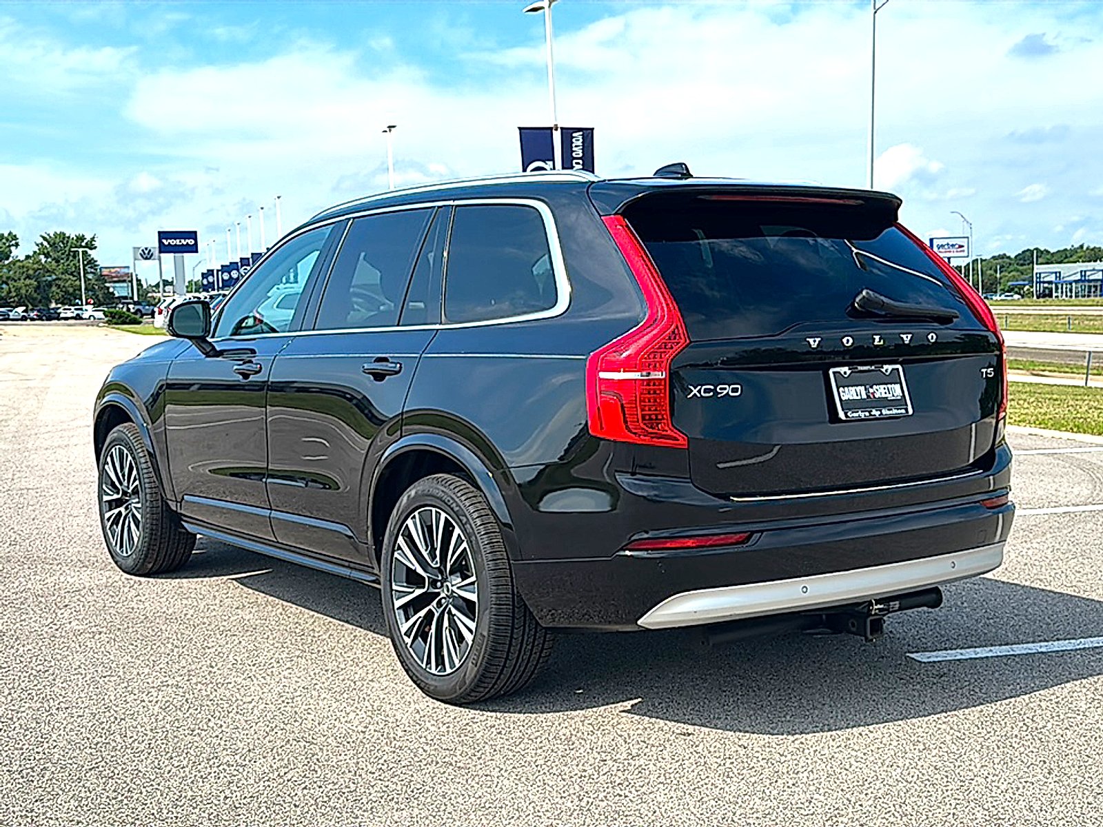 Used 2022 Onyx Black Metallic Volvo T5 Momentum 7 Passenger image 6