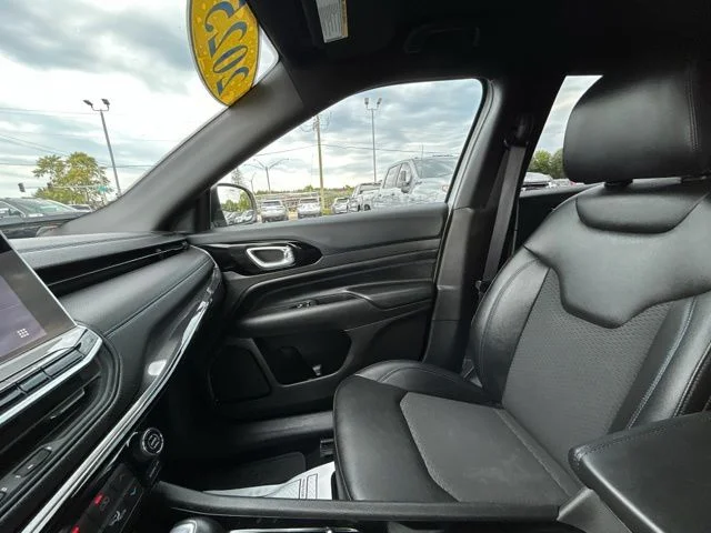 Used 2025 Silver Jeep Latitude image 50