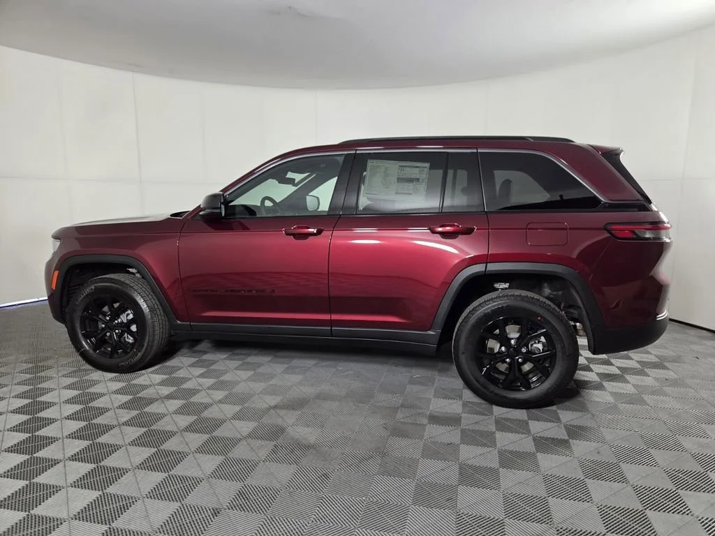 New 2026 Velvet Red Pearl-Coat Exterior Paint Jeep Laredo Altitude image 6