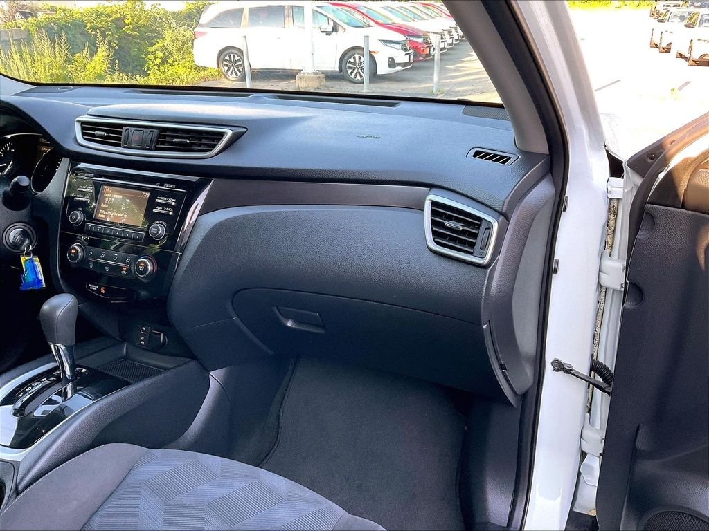Used 2015 Glacier White Nissan S image 13