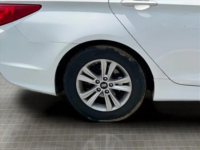 Used 2014 White Hyundai GLS image 15