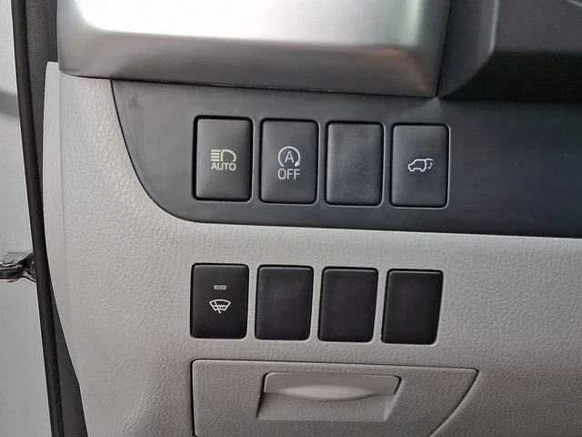 Used 2017 Silver Toyota XLE image 27