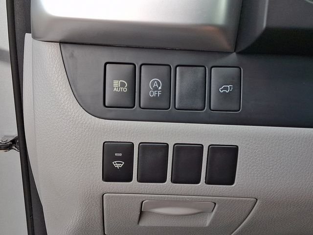 Used 2017 Silver Toyota XLE image 27