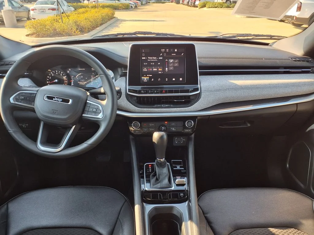 Used 2025 White Jeep Latitude image 19