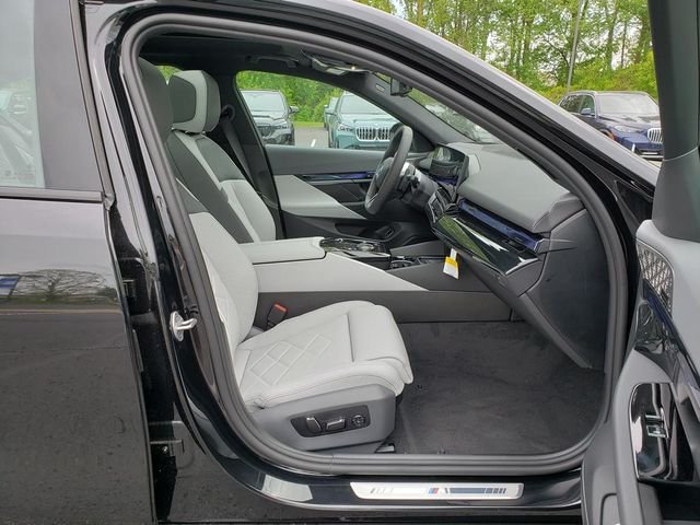 New 2027 Black Sapphire Metallic BMW 550e xDrive image 19
