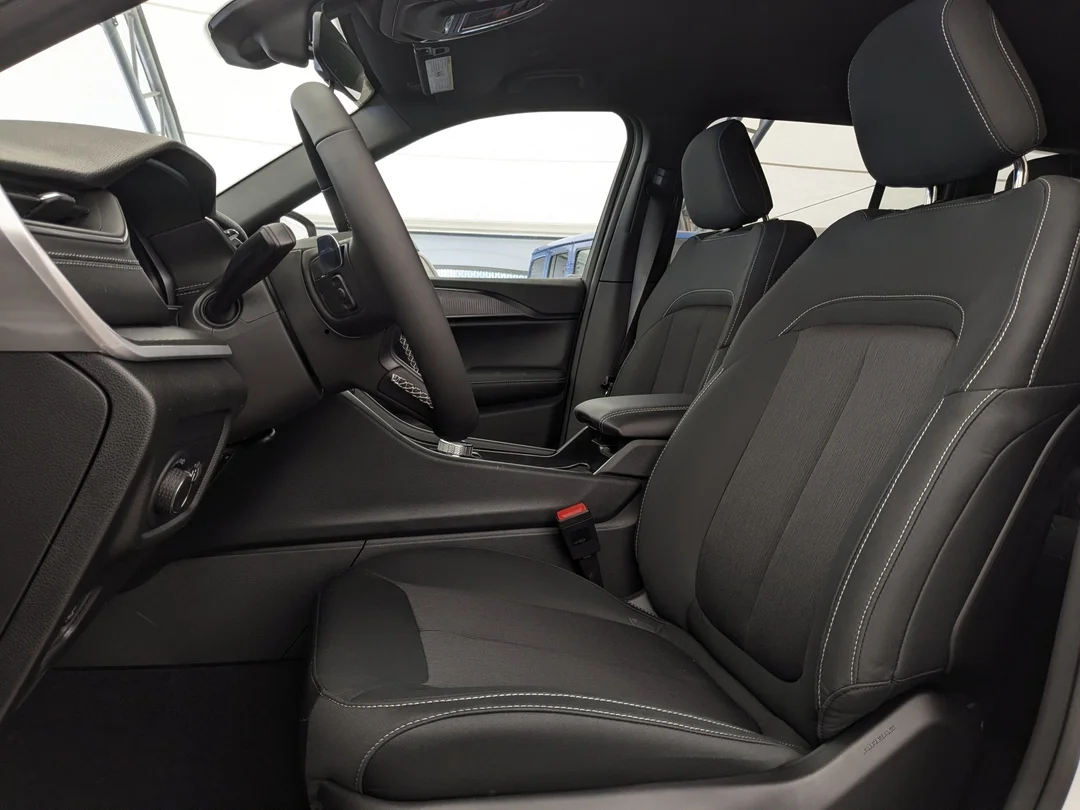New 2026 White Jeep Laredo - - 4x4 - Classic Theme - 8.4-inch Touchscreen - Heated Seats & Steering Wheel & More! image 15
