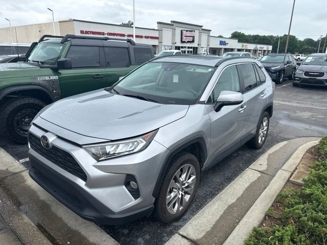 Used 2019 Silver Toyota XLE Premium image 1