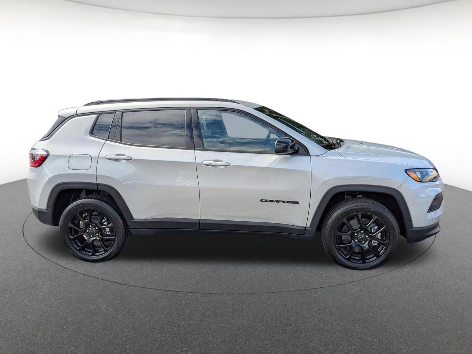 New 2026 Silver Zynith Metallic Clearcoat Jeep Latitude Altitude image 3