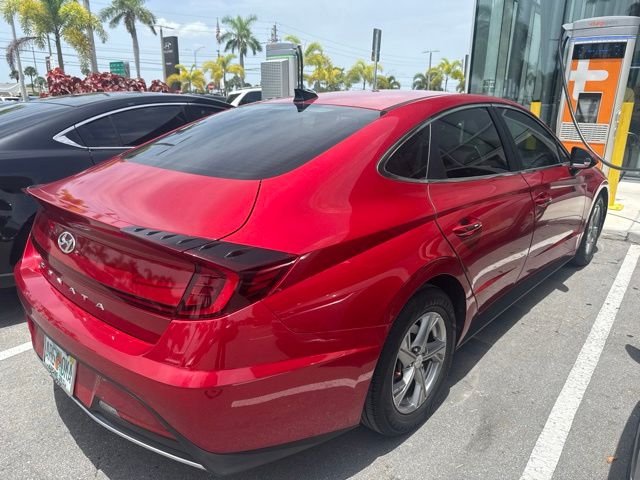 Used 2020 Red Hyundai SE image 6