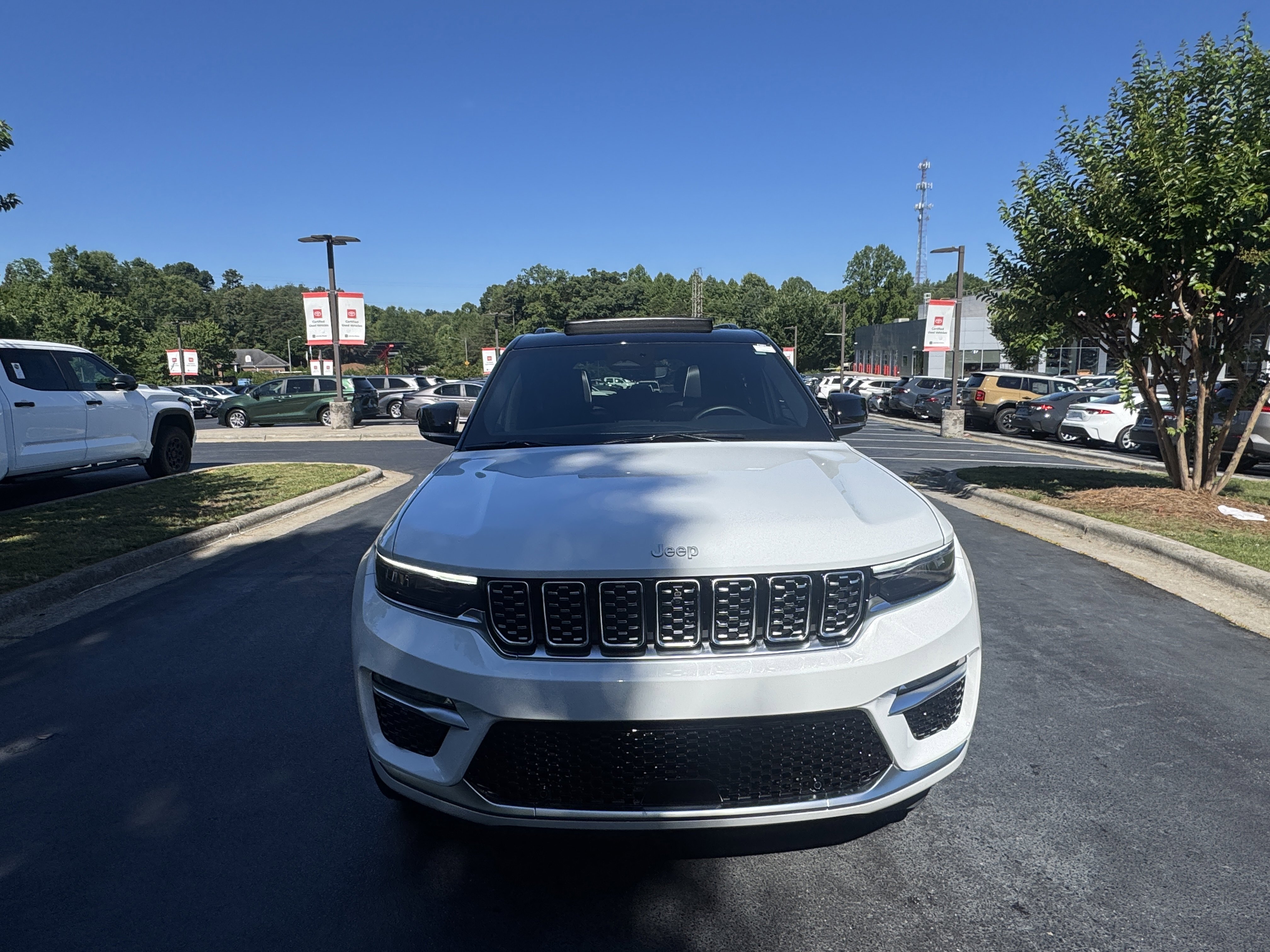 Used 2025 Bright White Clearcoat Jeep Summit image 2