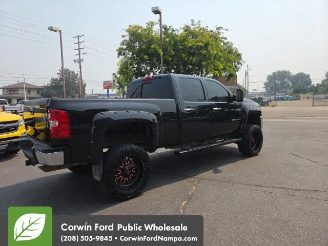 Used 2009 Black Chevrolet LTZ image 7