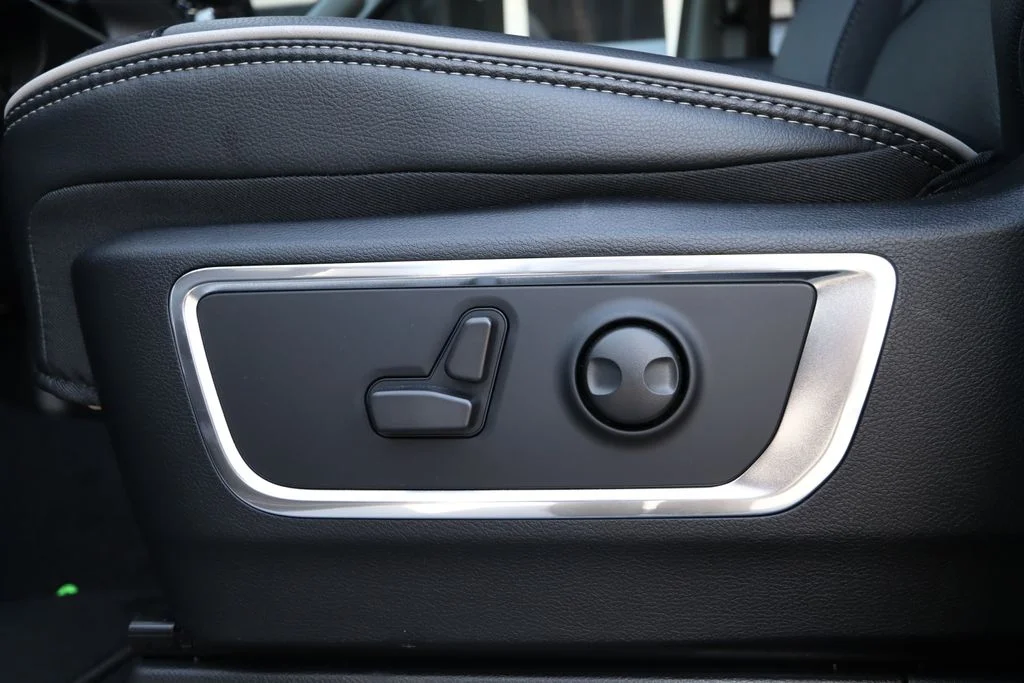 New 2026 Bright White Clear-Coat Exterior Paint RAM Laramie image 30