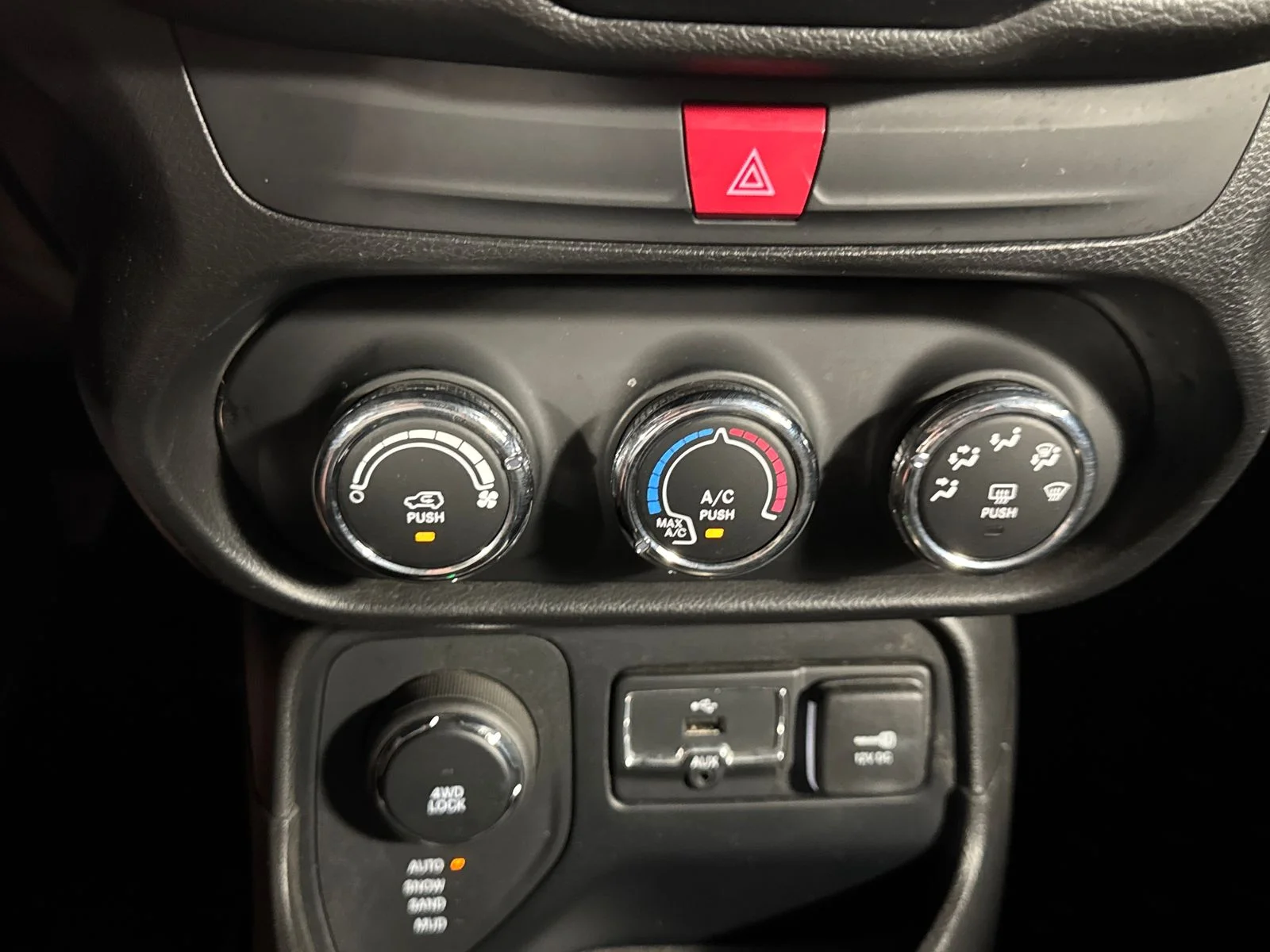 Used 2017 Granite Crystal Metallic Clearcoat Jeep Latitude image 23