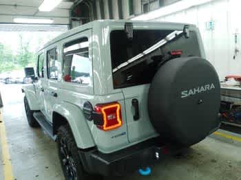 Used 2024 Earl Clearcoat Jeep Sahara image 3