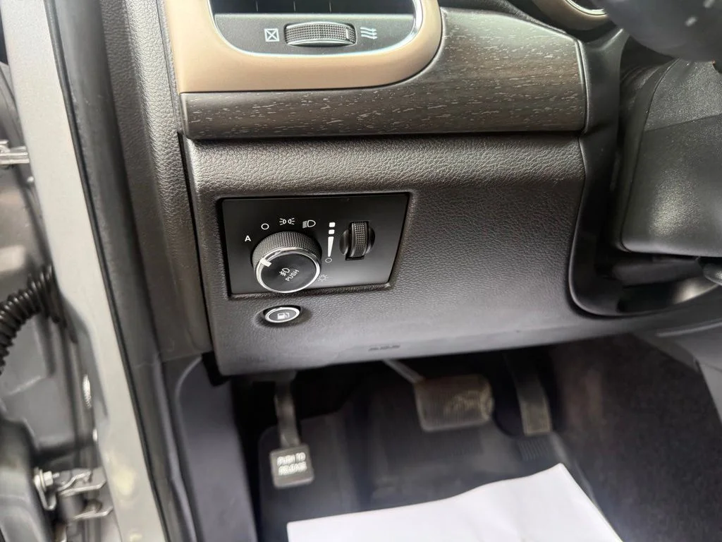 Used 2017 Silver Jeep Laredo image 18