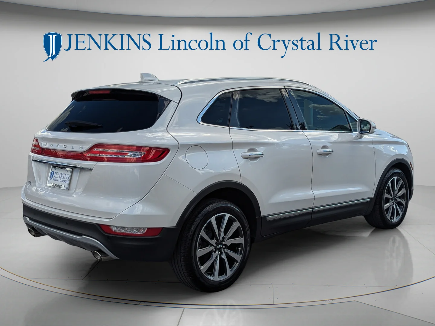 Used 2019 White Platinum Clearcoat Metallic Lincoln Reserve image 3