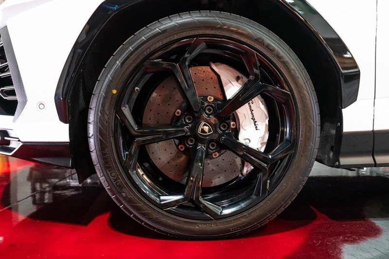 Used 2019  Lamborghini Base image 29