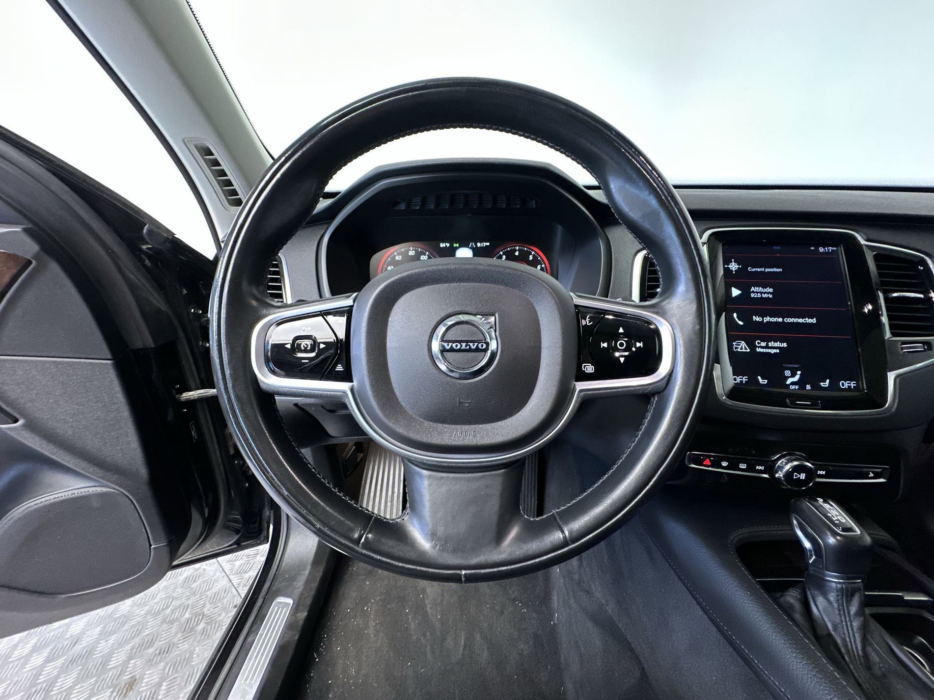 Used 2018 Onyx Black Metallic Volvo Momentum image 16