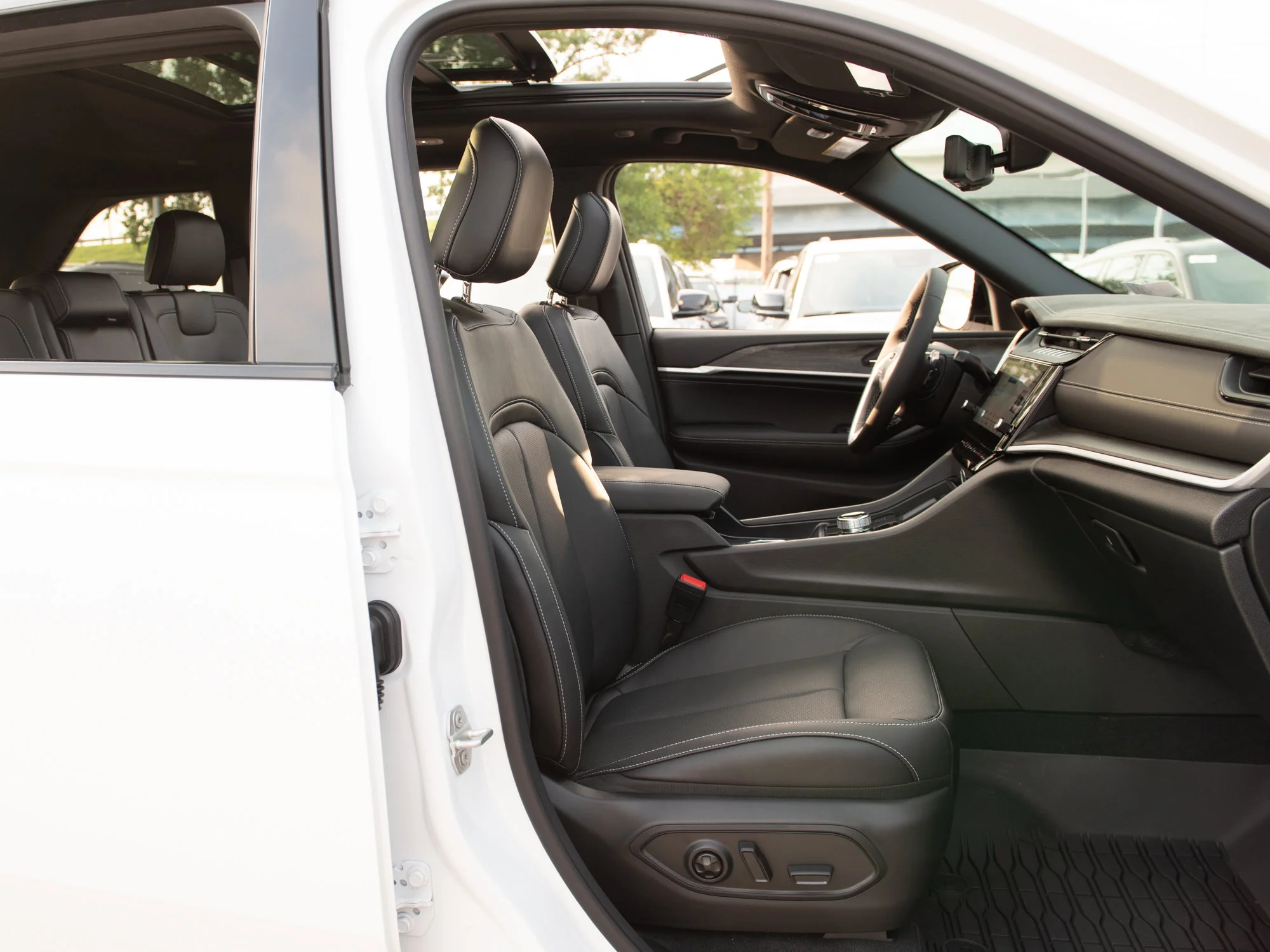 New 2026 White Jeep Limited Reserve* image 33