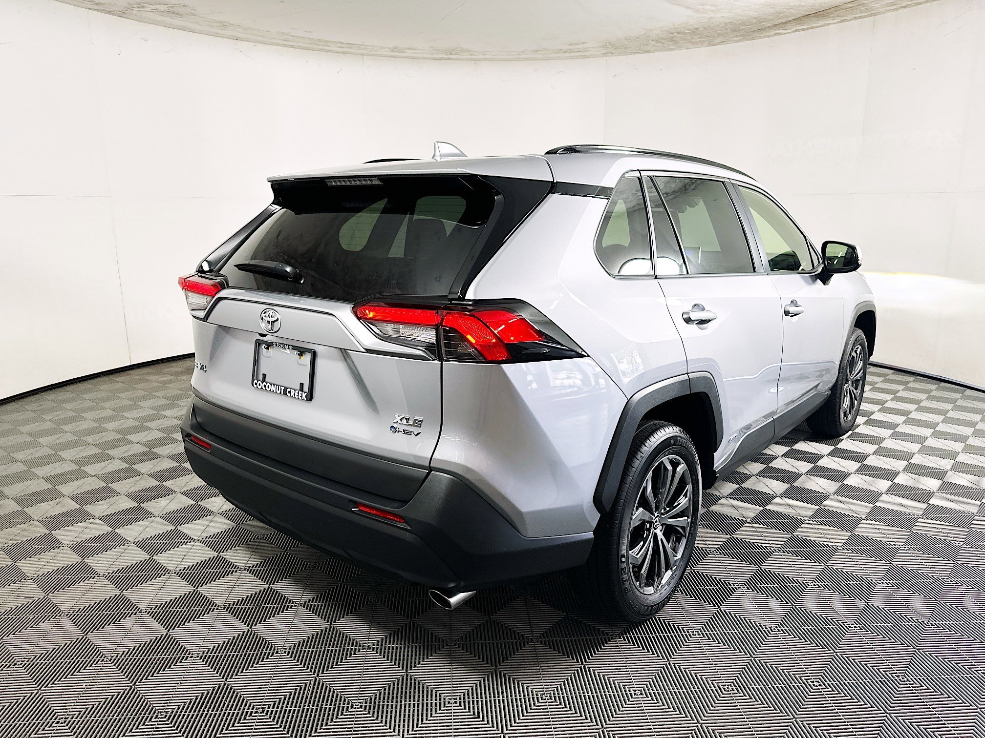 2025 Toyota RAV4 thumbnail 5