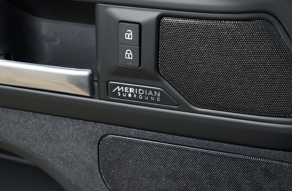 New 2026 Fuji White Land Rover X-Dynamic SE image 11