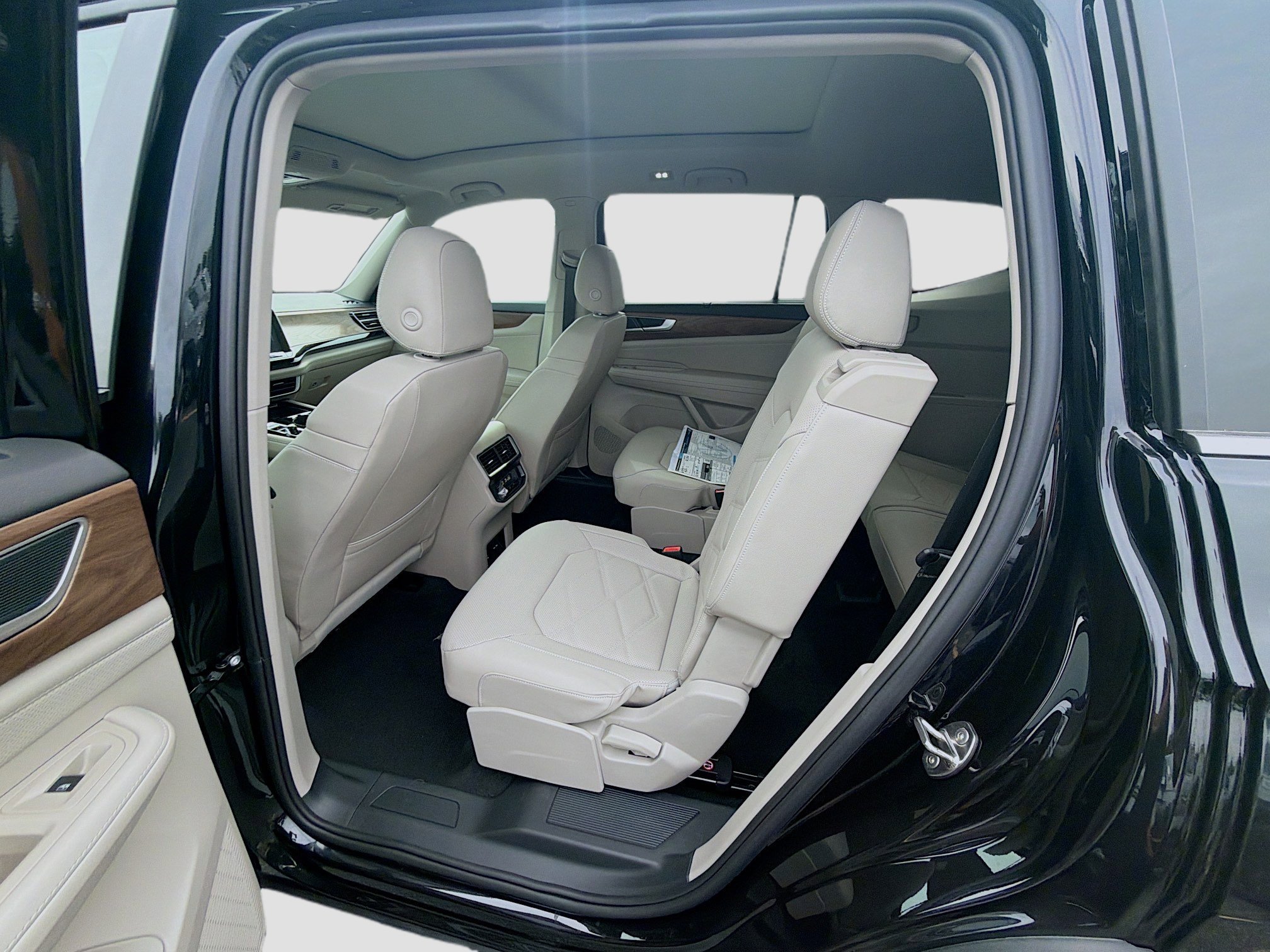 New 2026 Black Volkswagen 2.0T SE w/Technology image 20