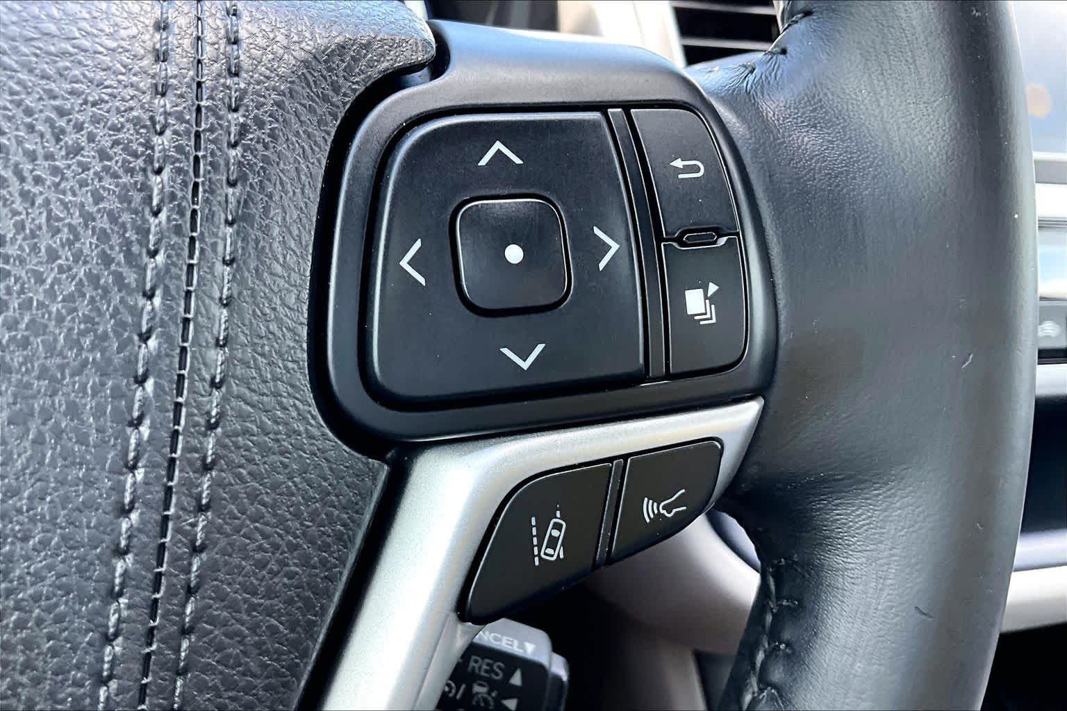 Used 2018 Celestial Silver Metallic Toyota XLE image 25