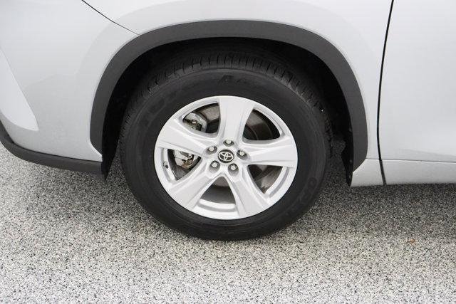 2025 Toyota Highlander LE - Photo 11