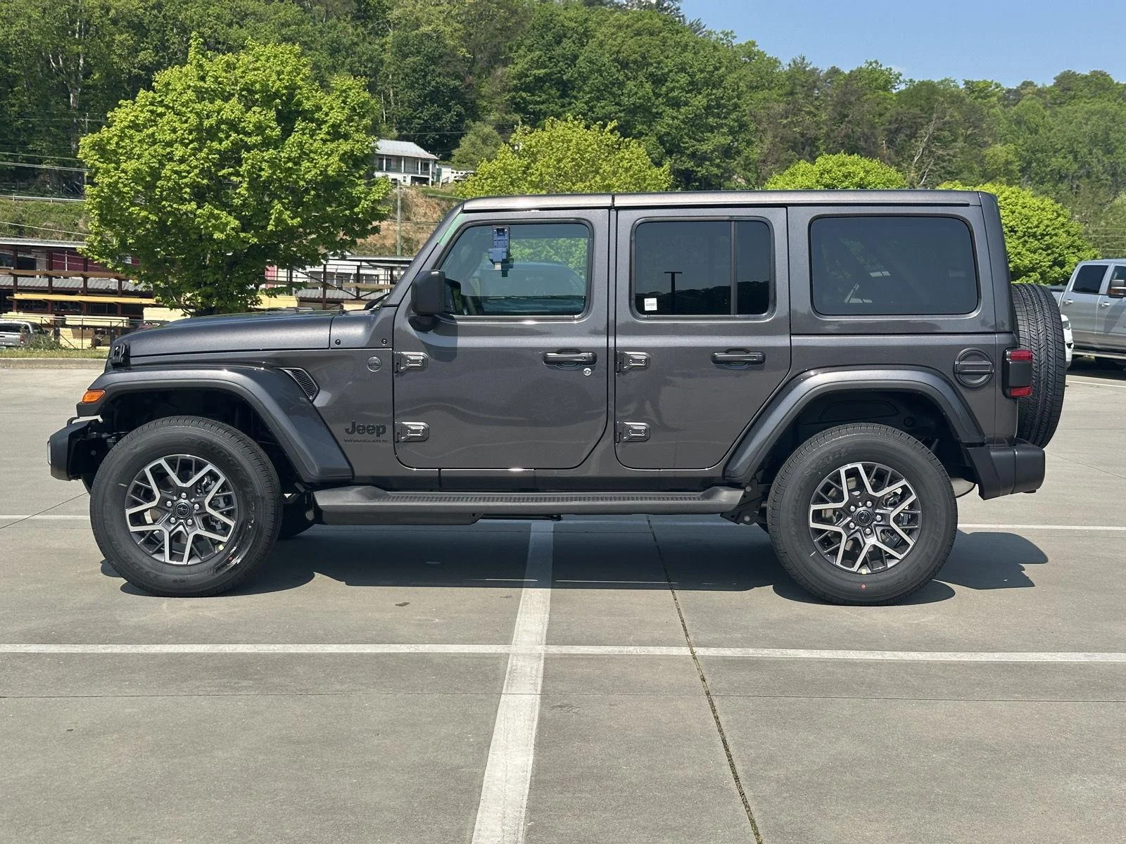 New 2026 Granite Crystal Metallic Clear-Coat Exterior Paint Jeep Sahara image 4