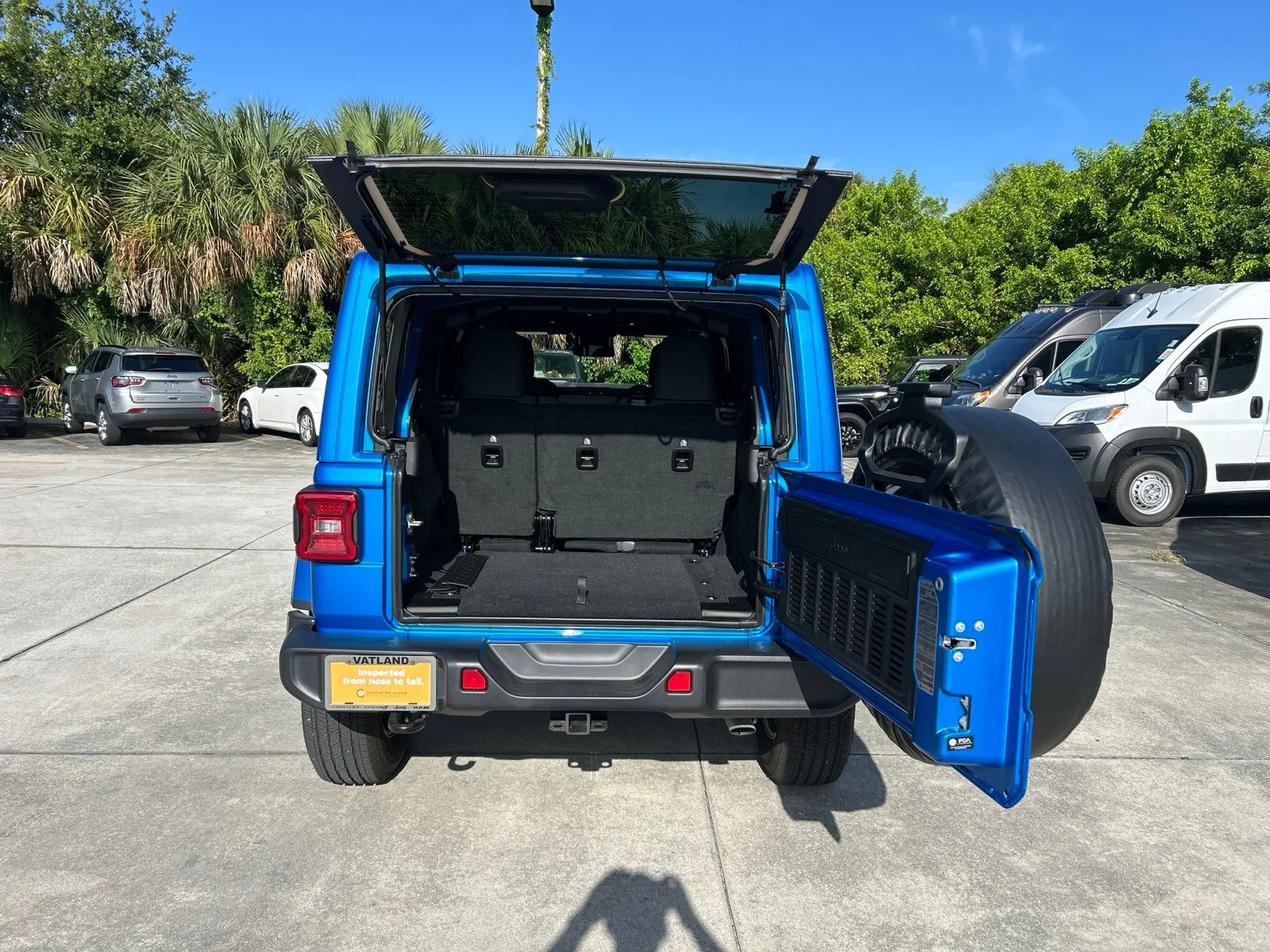 Used 2025 Blue Pearl Jeep Sahara image 36