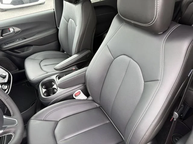New 2027 Red Hot Pearl-Coat Exterior Paint Chrysler Select image 21
