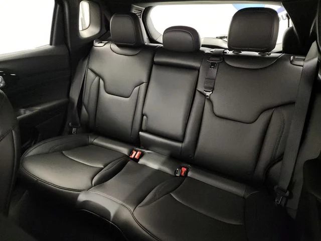 New 2026 Diamond Black Crystal Pearl-Coat Exterior Paint Jeep Limited image 24