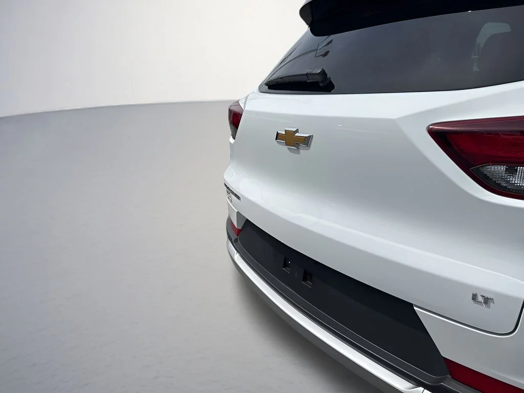 Used 2025 White Chevrolet LT image 30