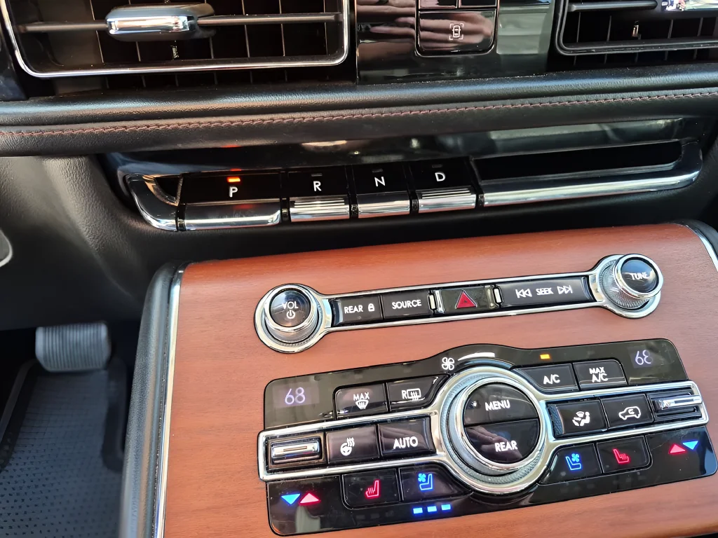 Used 2020 Black Lincoln Reserve image 33