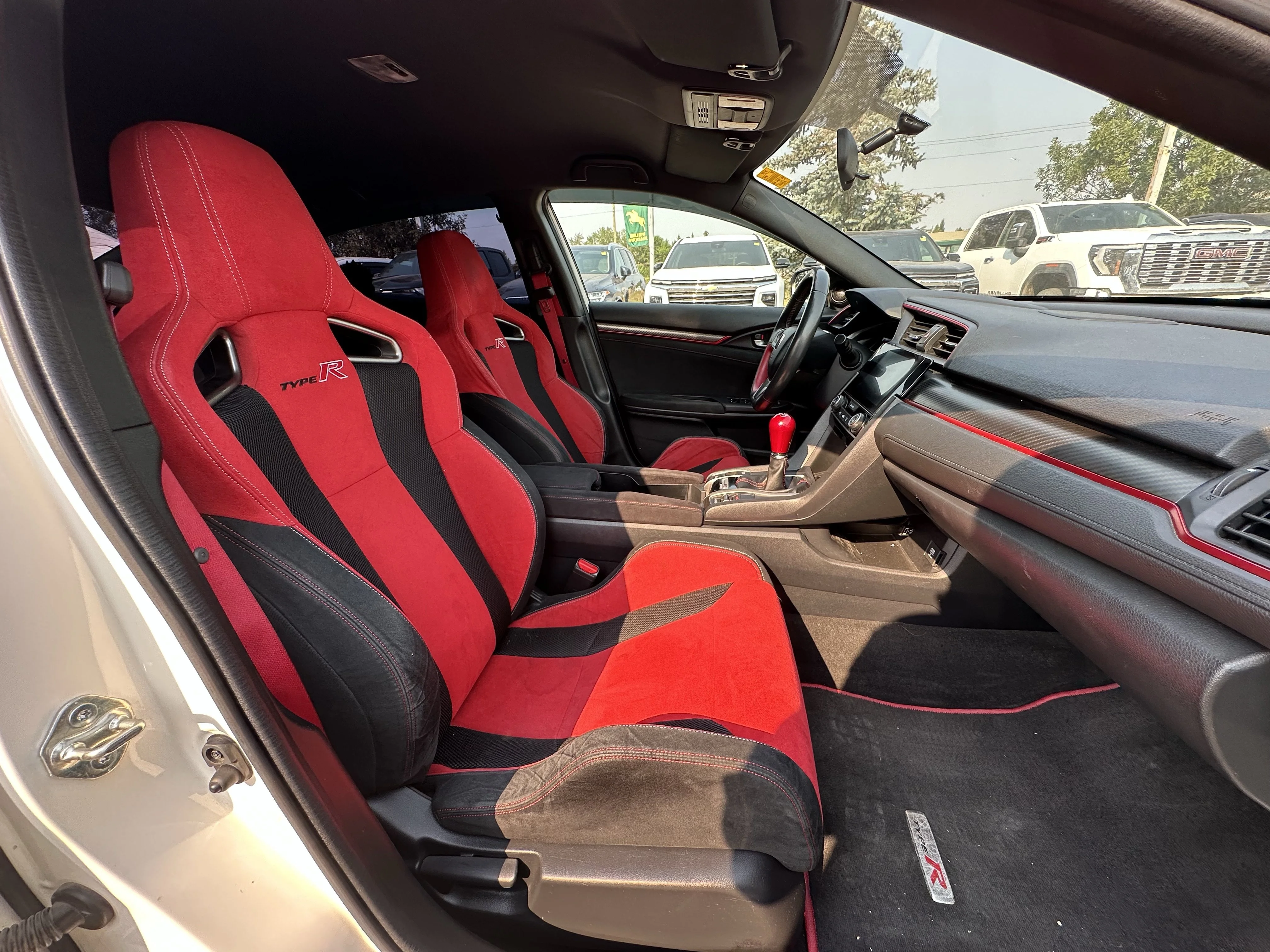 Used 2018 White Honda  image 17