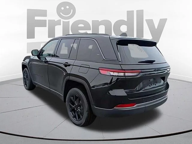 New 2026 Diamond Black Crystal Pearl-Coat Exterior Paint Jeep Altitude image 3